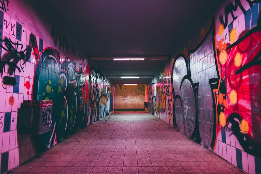 Graffitis dans un tunnel sous terrain