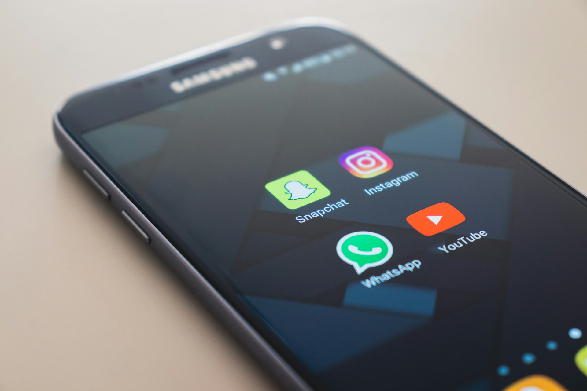 Meta et le design Liquid Glass : Découvrez la nouvelle interface de WhatsApp