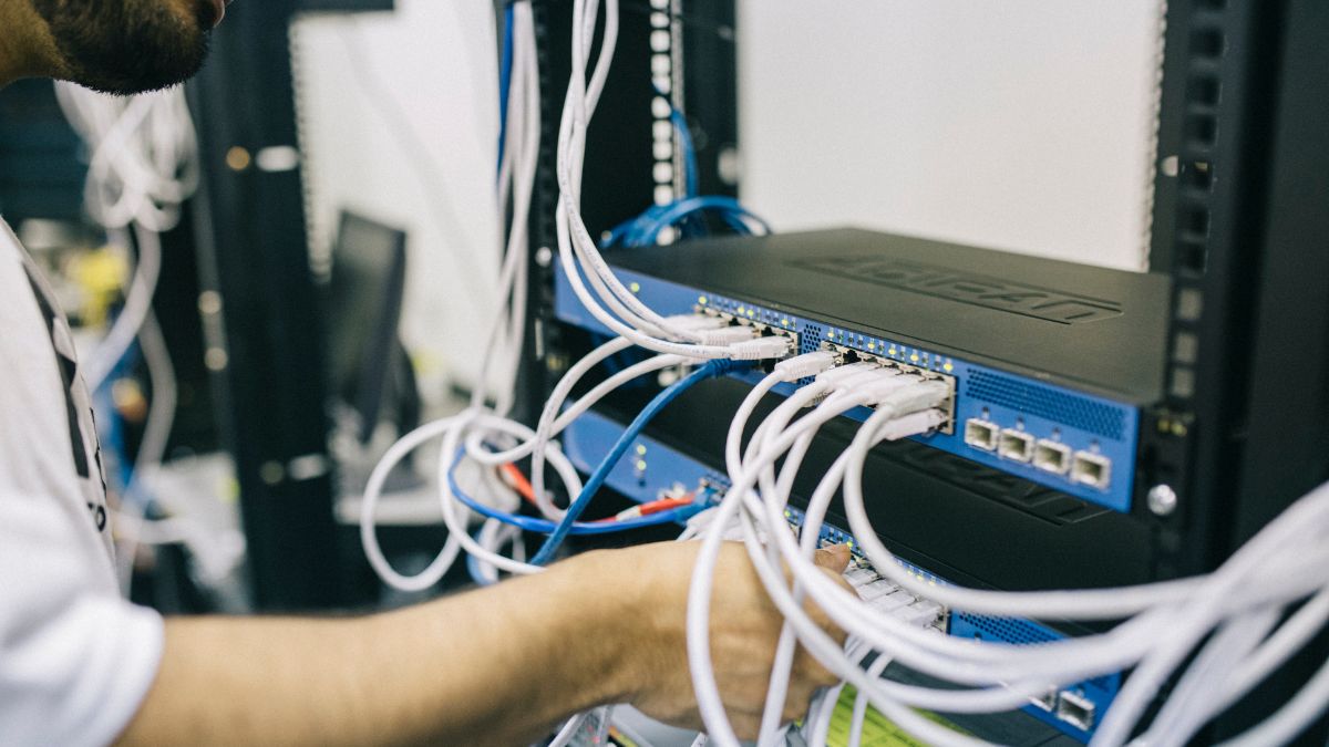 Teltonika RUTX50 : un routeur industriel avec support GNSS et protocoles Modbus/DNP3