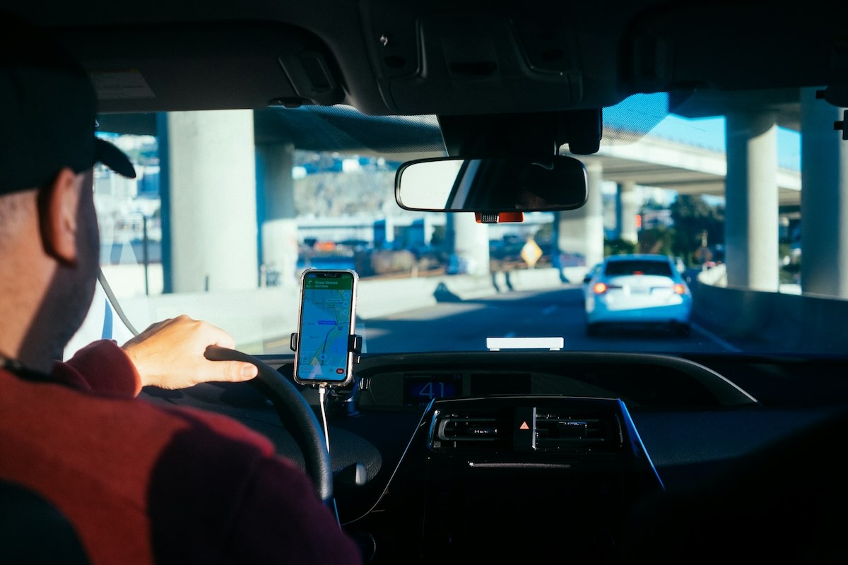 Utilisation du téléphone au volant : une interdiction stricte dans certains départements français